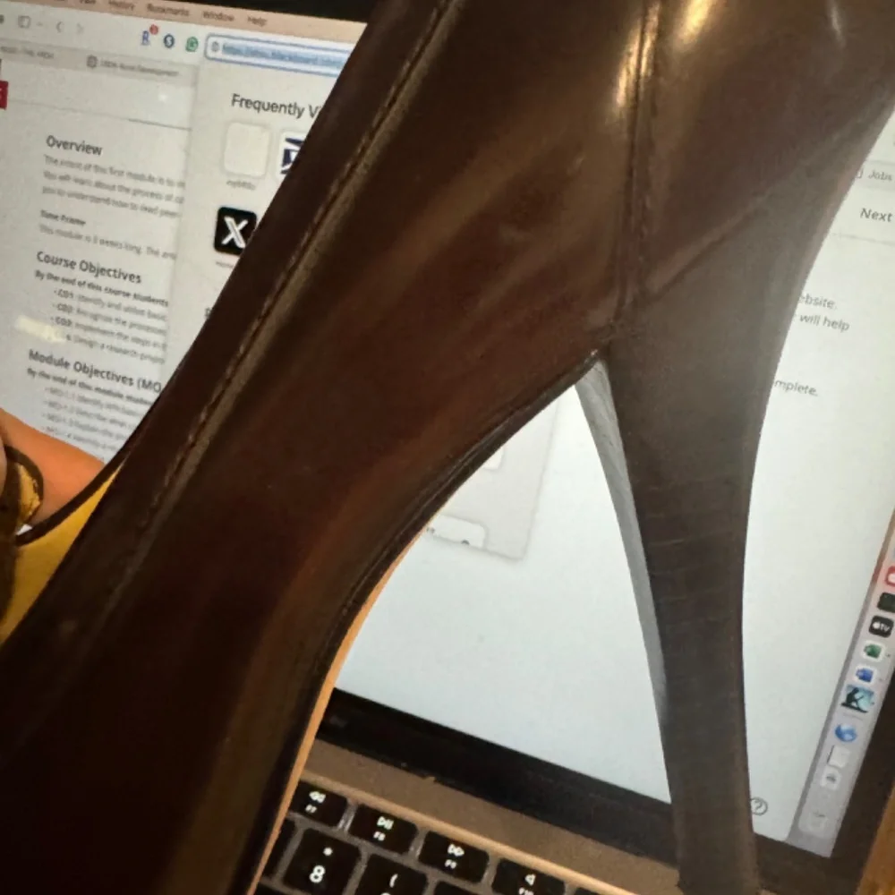 Vintage Coach Shoes in beautiful condition.. Maroon leather with black heels. - Picture 3 of 6